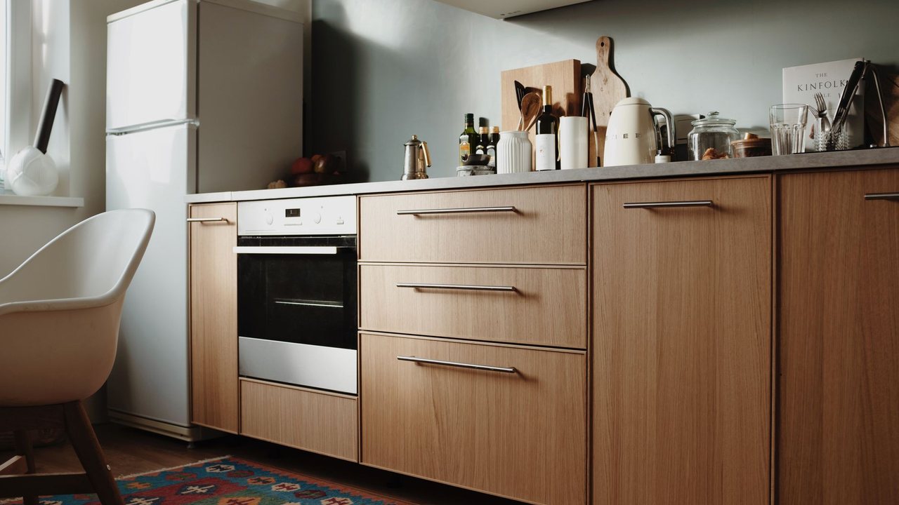 Muebles de cocina de madera con cajones y horno integrado