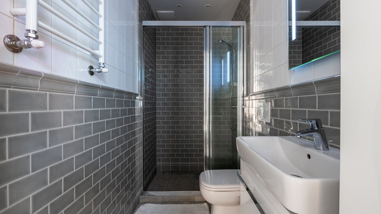 Renovar las juntas del baño en Alicante: rejuntar, sellar o revisar el soporte