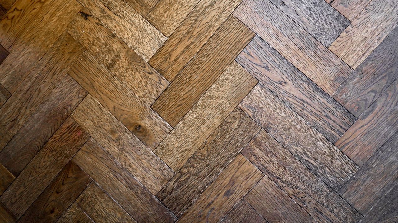 Detalle de parquet de madera colocado en espiga