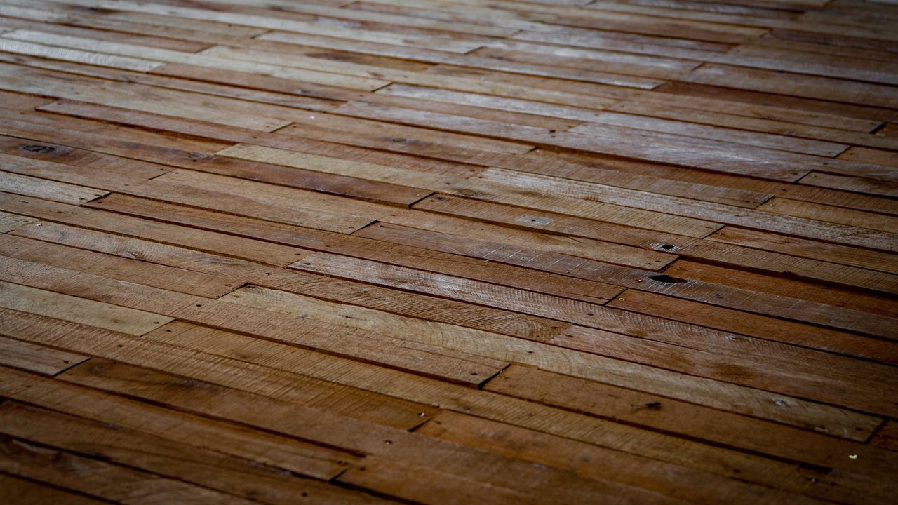 Detalle de tablas de madera con vetas y juntas visibles