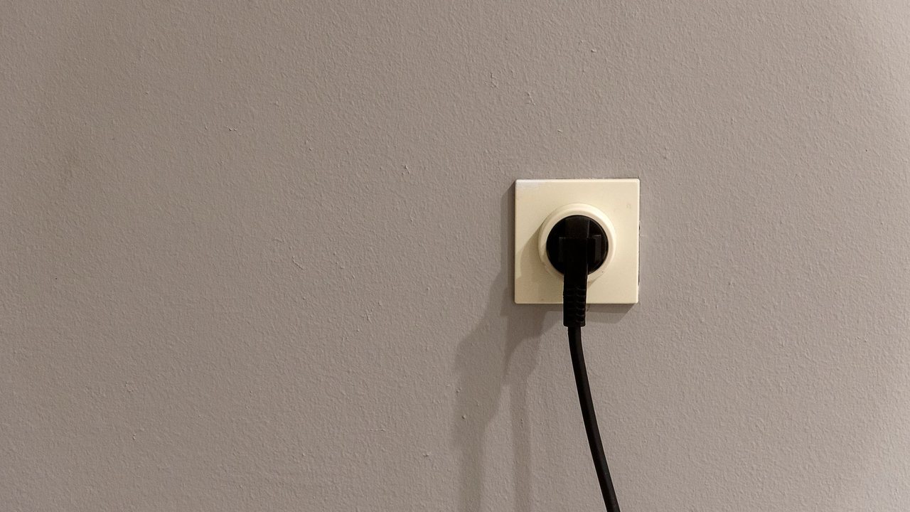 Enchufe conectado a una toma de pared