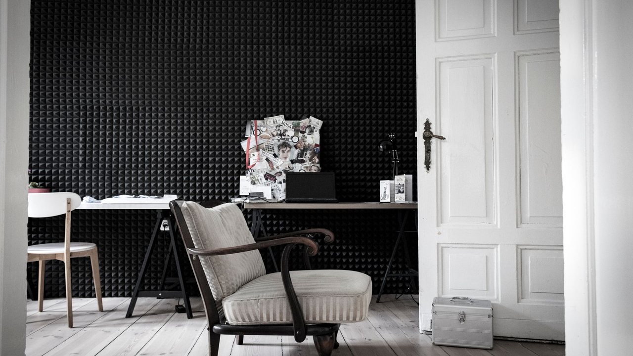 Working from home in an Alicante flat: acoustics, cooling and electrics for a workspace that gets used