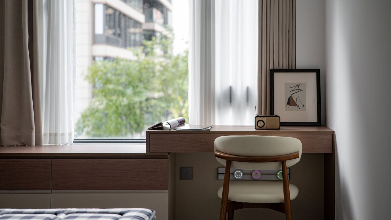 Working from home in an Alicante flat: acoustics, cooling and electrics for a workspace that gets used - detalle