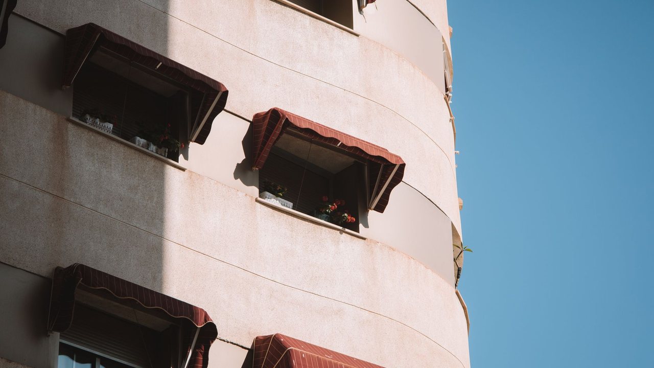 Toldos, persianas y sombra en Alicante: que revisar antes de reformar una terraza en verano