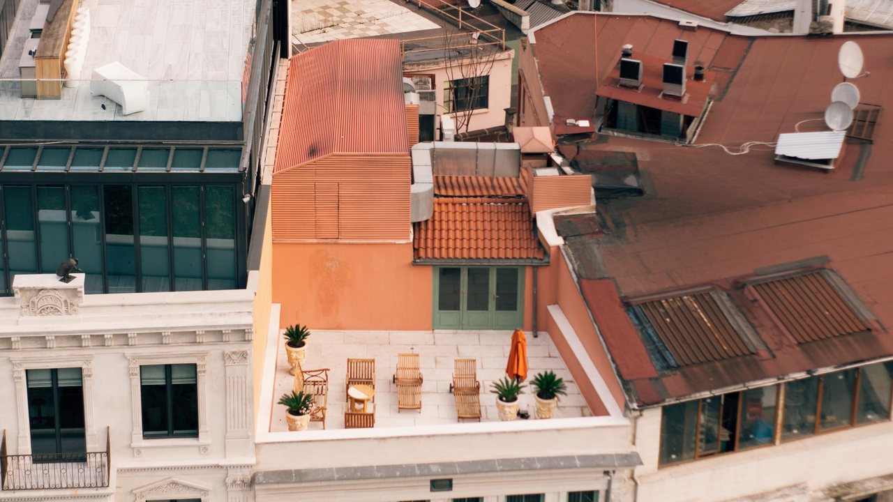 Buying a top-floor flat in Alicante: roof, heat and damp